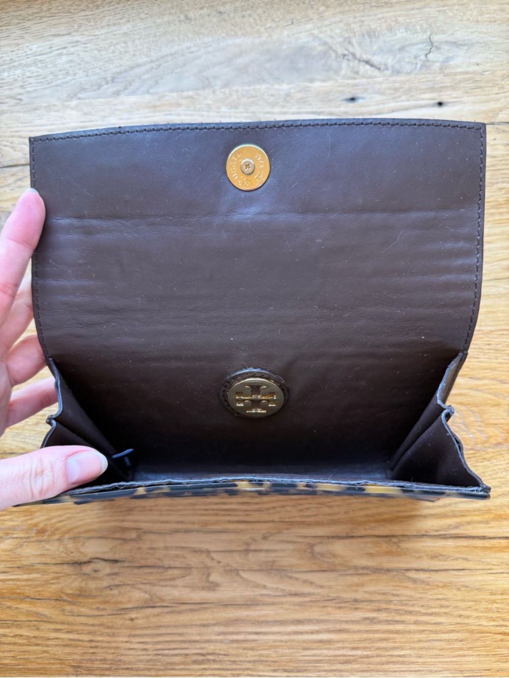 Tory Burch Tortoiseshell Resin Fold-Over Clutch with Logo Medallion - Picture 3 of 10
